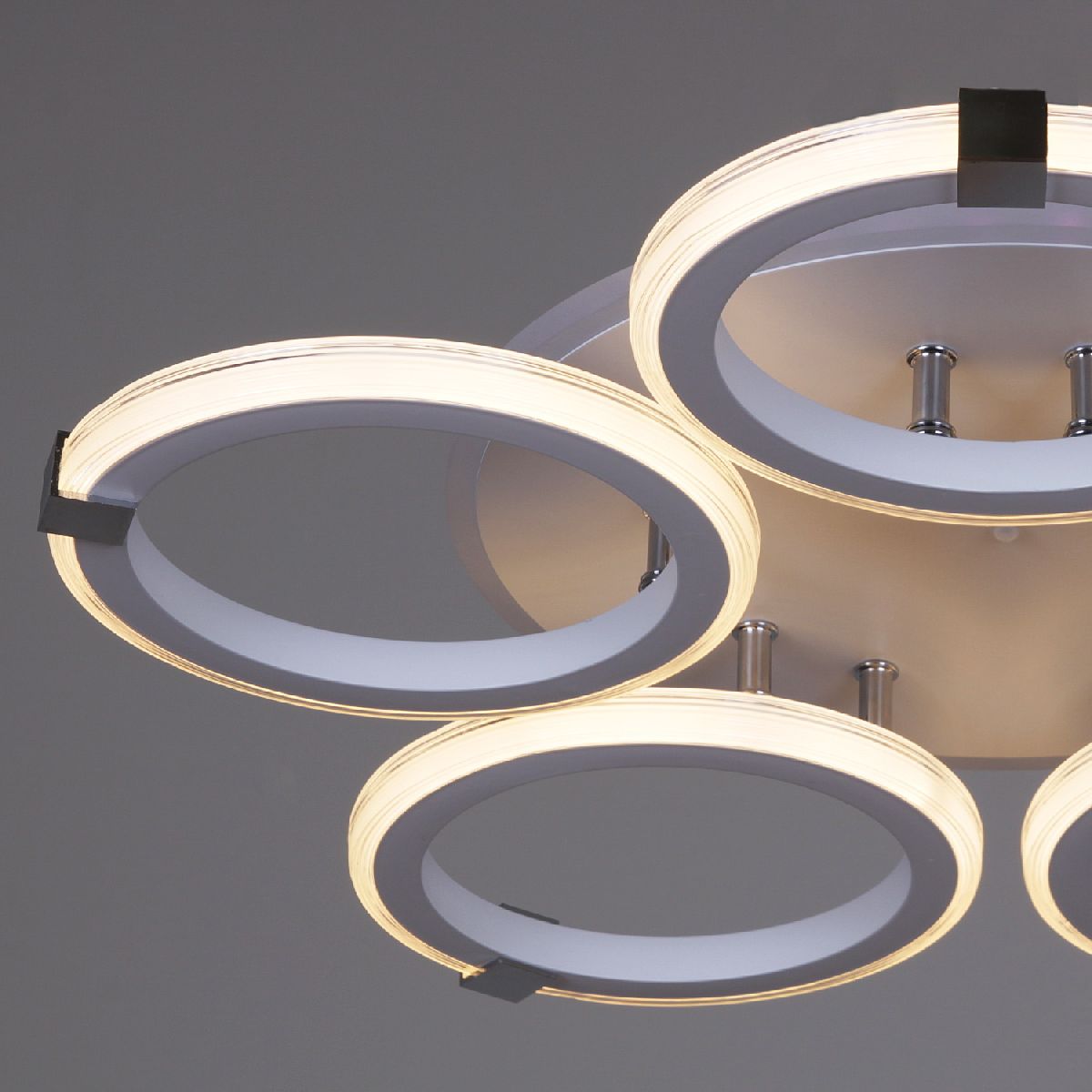 Потолочная люстра Reluce 06319-3.3-05 WH+CR (RGB) Потолочная люстра Reluce 06319-3.3-05 WH+CR (RGB)