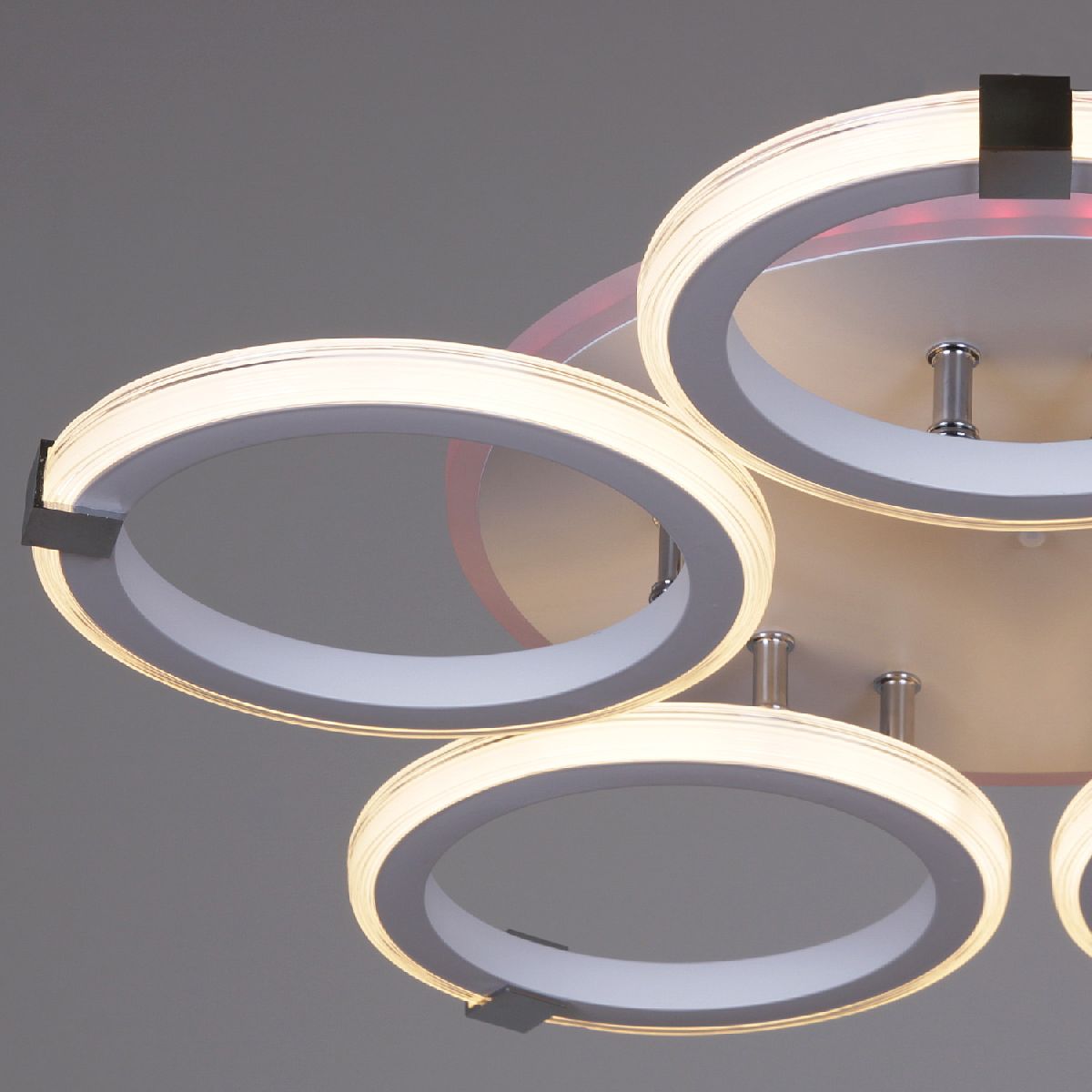 Потолочная люстра Reluce 06319-3.3-05 WH+CR (RGB) Потолочная люстра Reluce 06319-3.3-05 WH+CR (RGB)