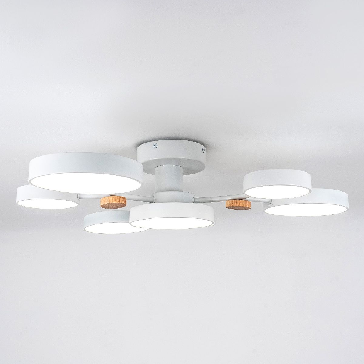 Потолочная люстра LED4U L3201-700 WT Потолочная люстра LED4U L3201-700 WT