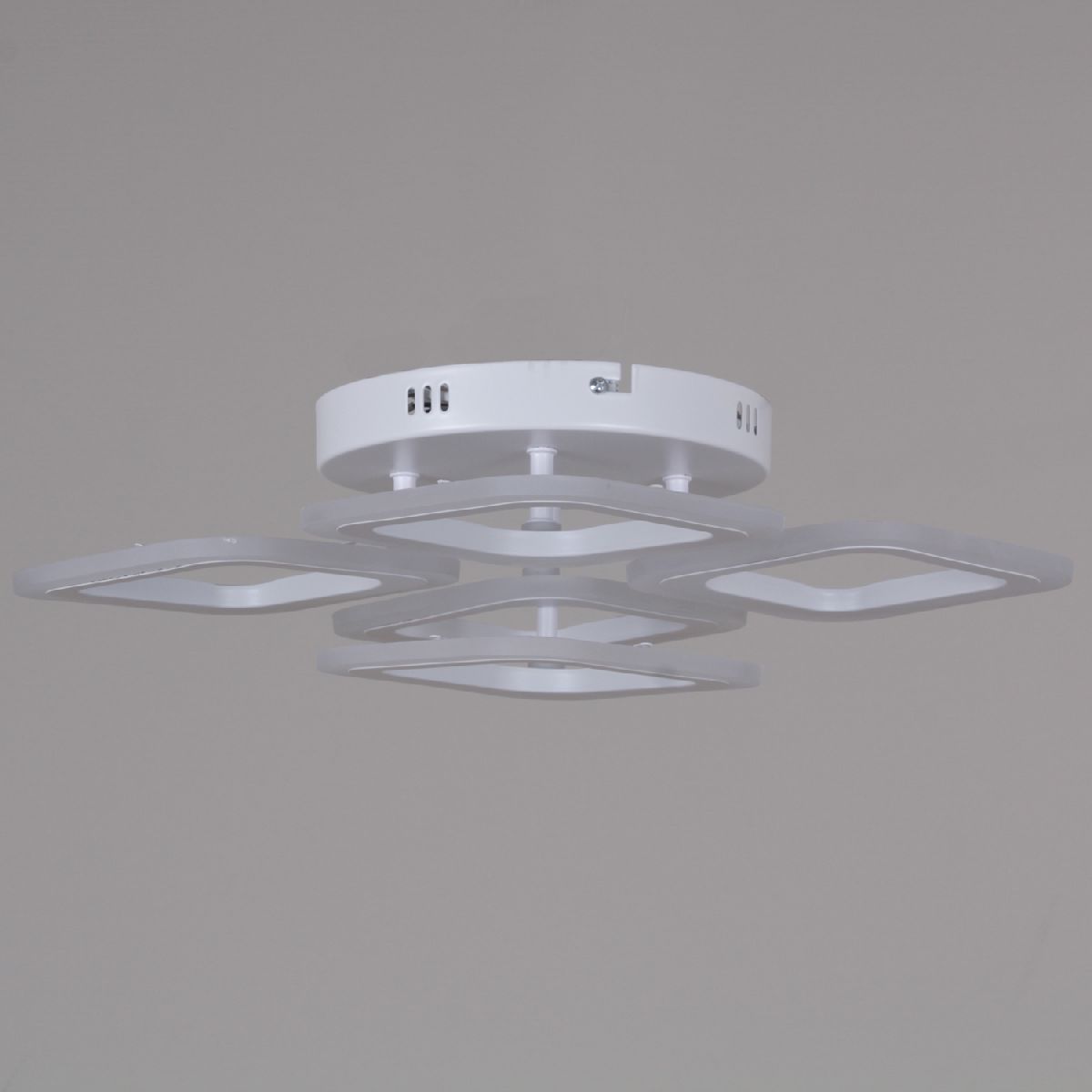 Потолочная люстра Reluce 05104-0.3-4+1 WH Потолочная люстра Reluce 05104-0.3-4+1 WH