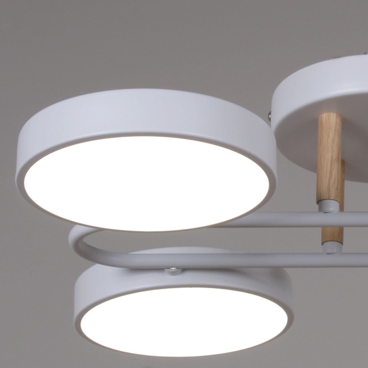 Потолочная люстра Reluce 03322-0.3-08 WH+WOOD Потолочная люстра Reluce 03322-0.3-08 WH+WOOD
