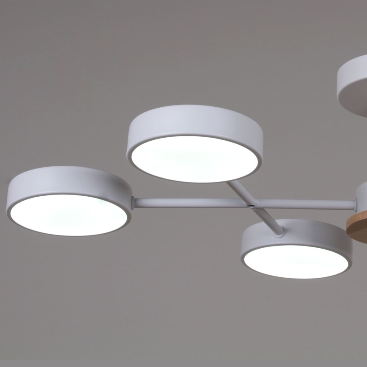 Люстра на штанге Reluce 03335-0.3-06 WH+WOOD Люстра на штанге Reluce 03335-0.3-06 WH+WOOD