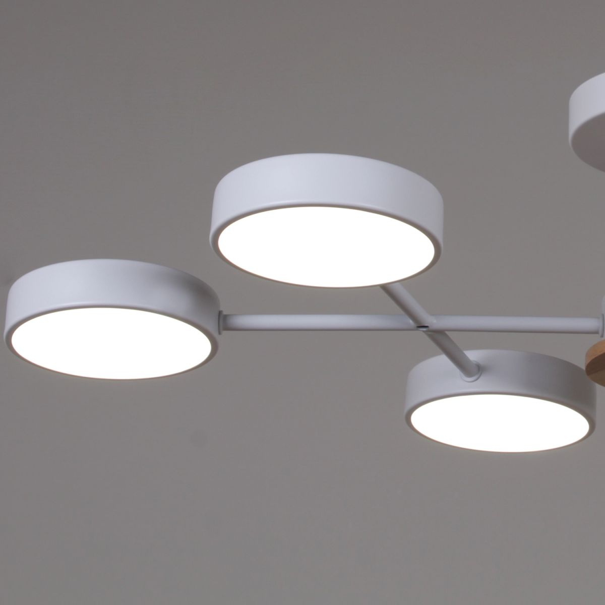 Люстра на штанге Reluce 03335-0.3-06 WH+WOOD Люстра на штанге Reluce 03335-0.3-06 WH+WOOD