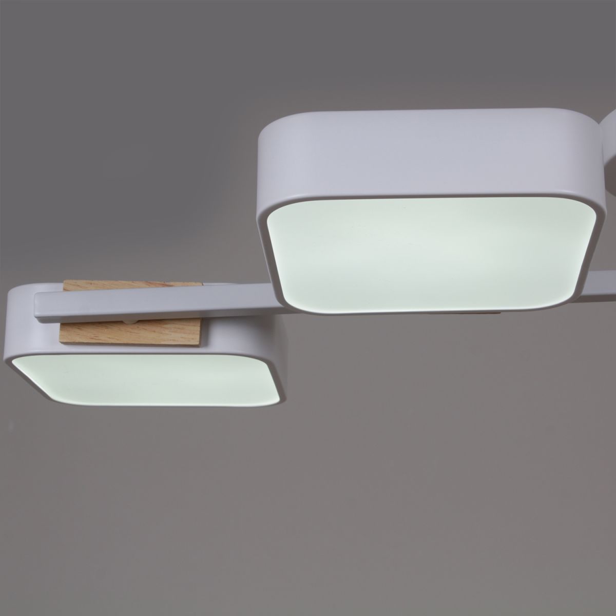 Люстра на штанге Reluce 03361-0.3-04 WH+WOOD Люстра на штанге Reluce 03361-0.3-04 WH+WOOD