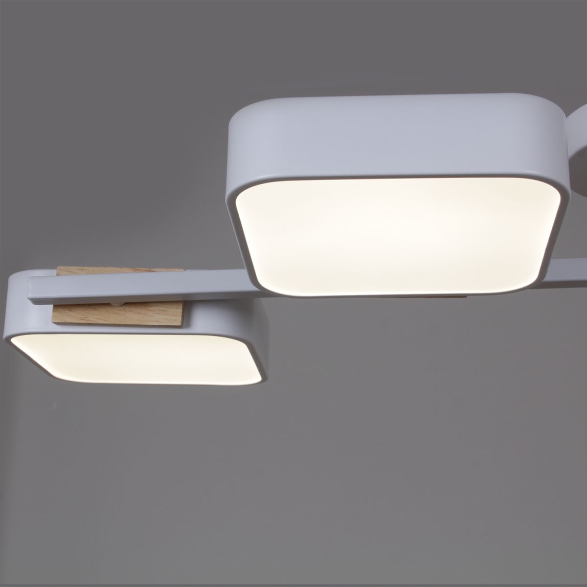 Люстра на штанге Reluce 03361-0.3-04 WH+WOOD Люстра на штанге Reluce 03361-0.3-04 WH+WOOD