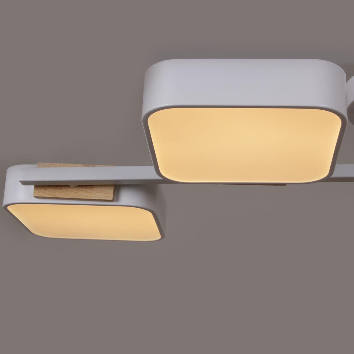 Люстра на штанге Reluce 03361-0.3-04 WH+WOOD Люстра на штанге Reluce 03361-0.3-04 WH+WOOD