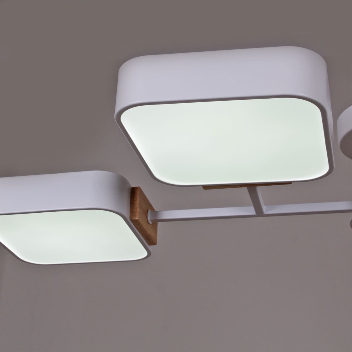 Люстра на штанге Reluce 03363-0.3-04 WH+WOOD Люстра на штанге Reluce 03363-0.3-04 WH+WOOD