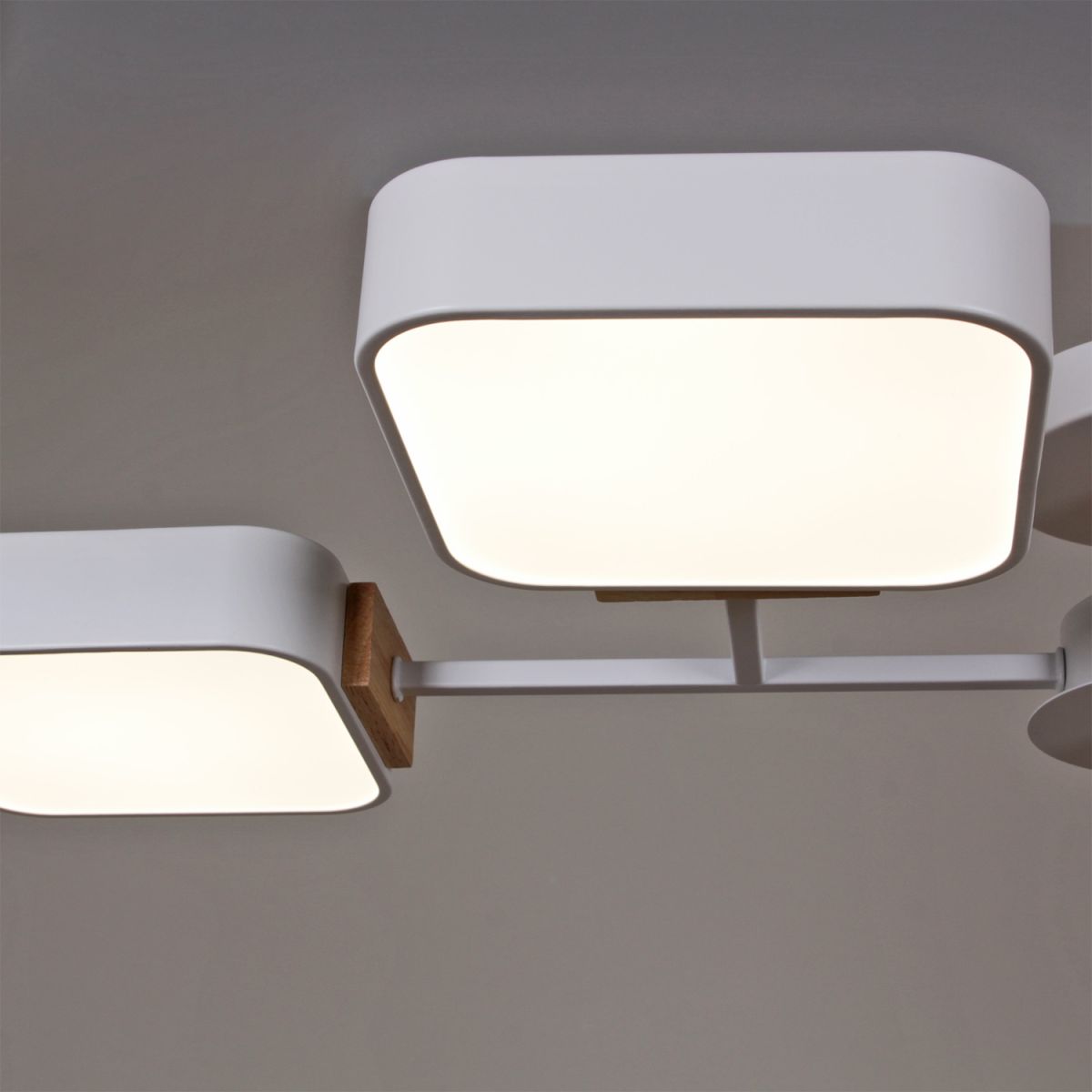 Люстра на штанге Reluce 03363-0.3-04 WH+WOOD Люстра на штанге Reluce 03363-0.3-04 WH+WOOD