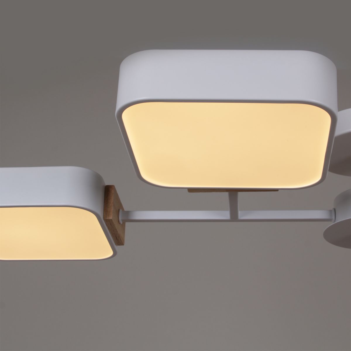 Люстра на штанге Reluce 03363-0.3-04 WH+WOOD Люстра на штанге Reluce 03363-0.3-04 WH+WOOD