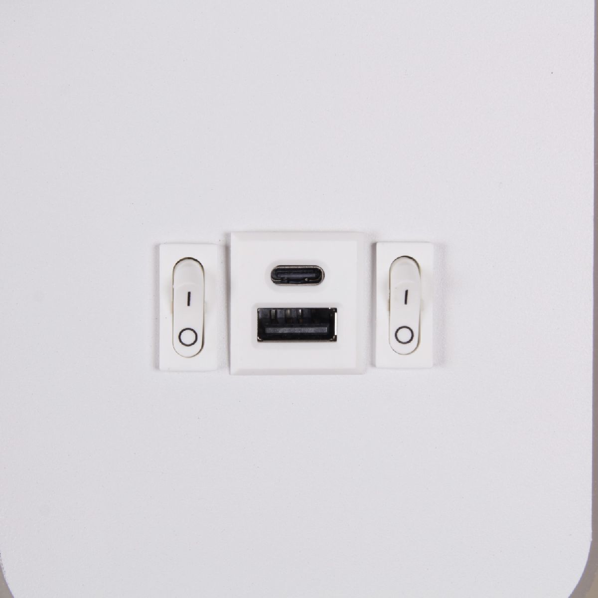 Спот Reluce 86204-9.2-001KT LED12W+USB WT Спот Reluce 86204-9.2-001KT LED12W+USB WT