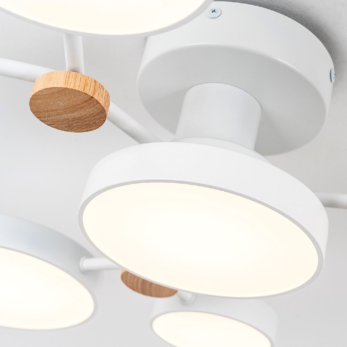 Потолочная люстра LED4U L3201-700 WT Потолочная люстра LED4U L3201-700 WT