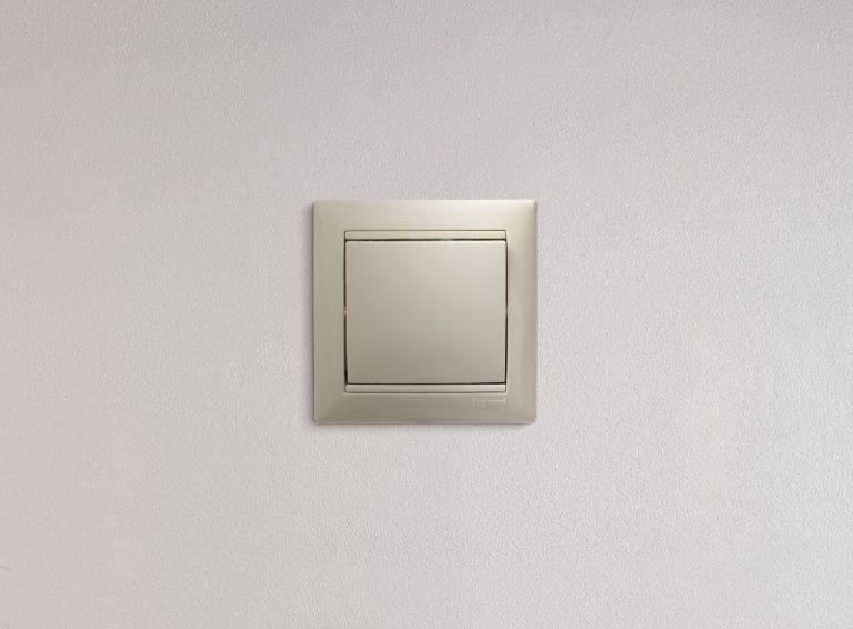 Переключатель одноклавишный перекрестный Legrand Valena Classic 695608