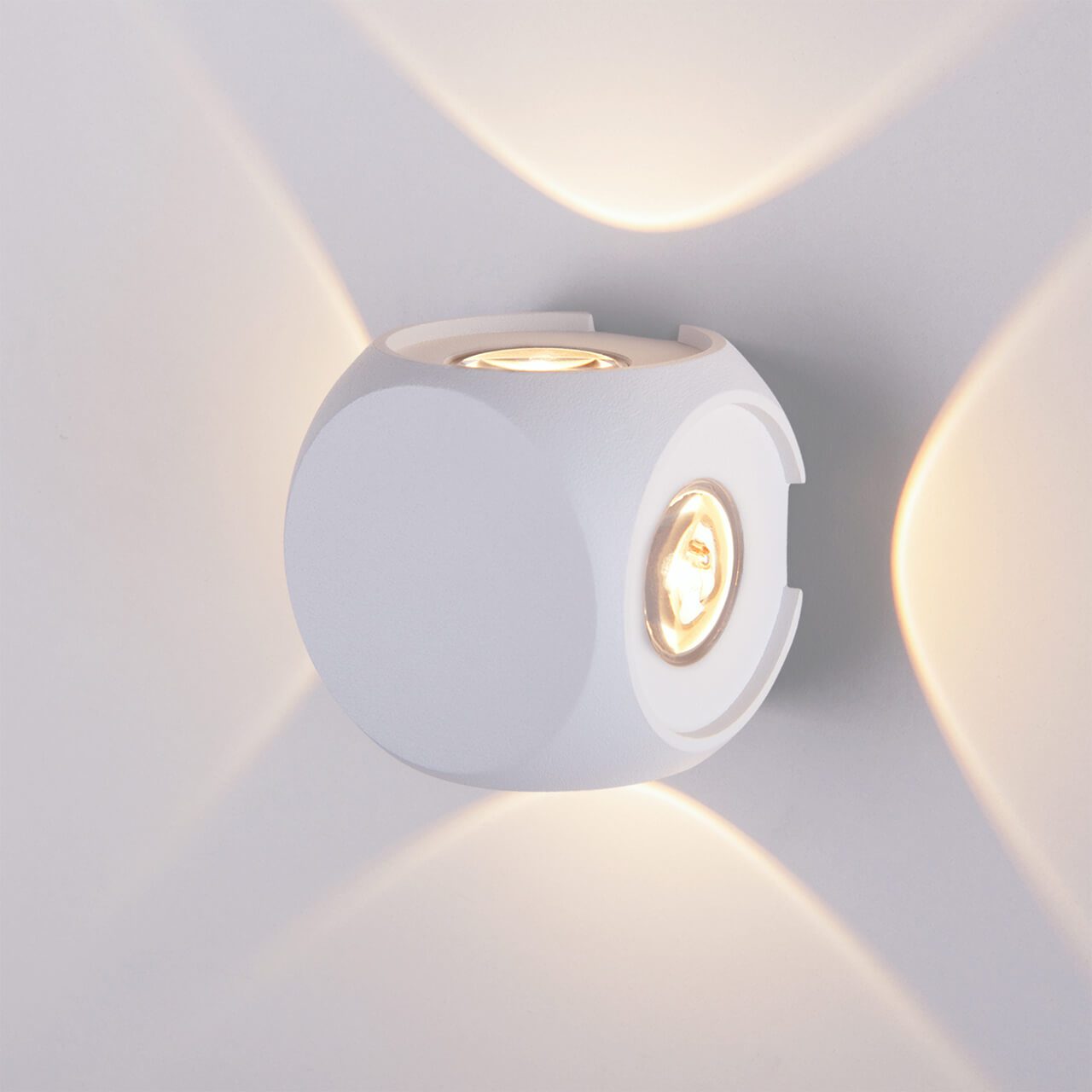 Настенный светильник Elektrostandard 1504 TECHNO LED CUBE белый 4690389147722 Настенный светильник Elektrostandard 1504 TECHNO LED CUBE белый 4690389147722