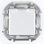 Розетка с/з со шторками с защитной крышкой Legrand Inspiria 673740